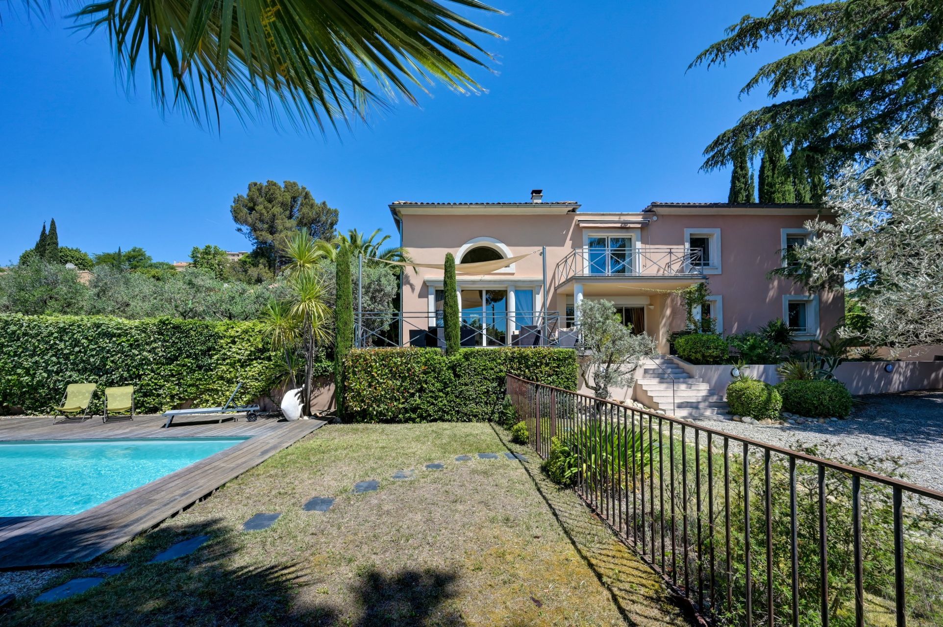 house 6 Rooms for sale on EGUILLES (13510)