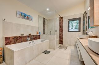 house 10 Rooms for sale on AIX EN PROVENCE (13100)