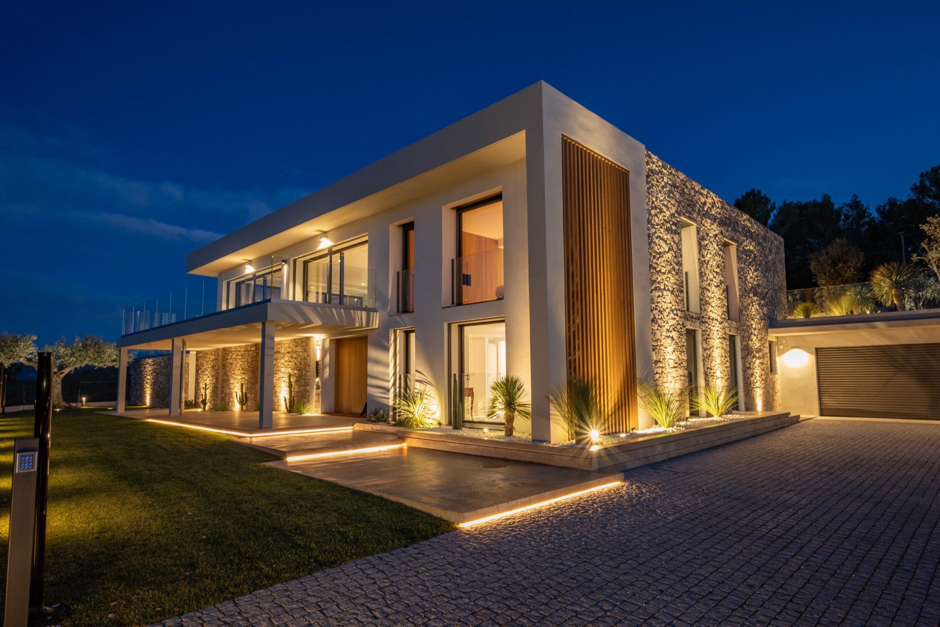 villa 7 Rooms for sale on AIX EN PROVENCE (13100)