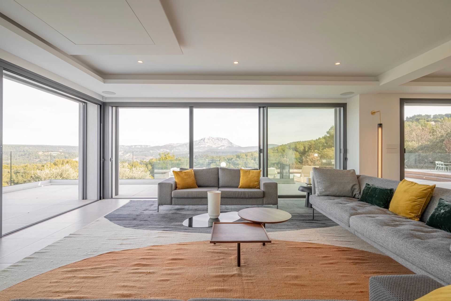 villa 7 Rooms for sale on AIX EN PROVENCE (13100)