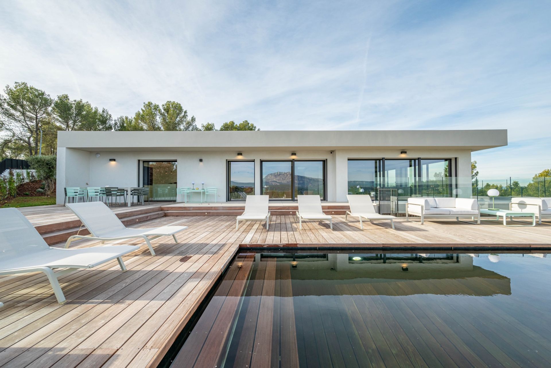 villa 7 Rooms for sale on AIX EN PROVENCE (13100)