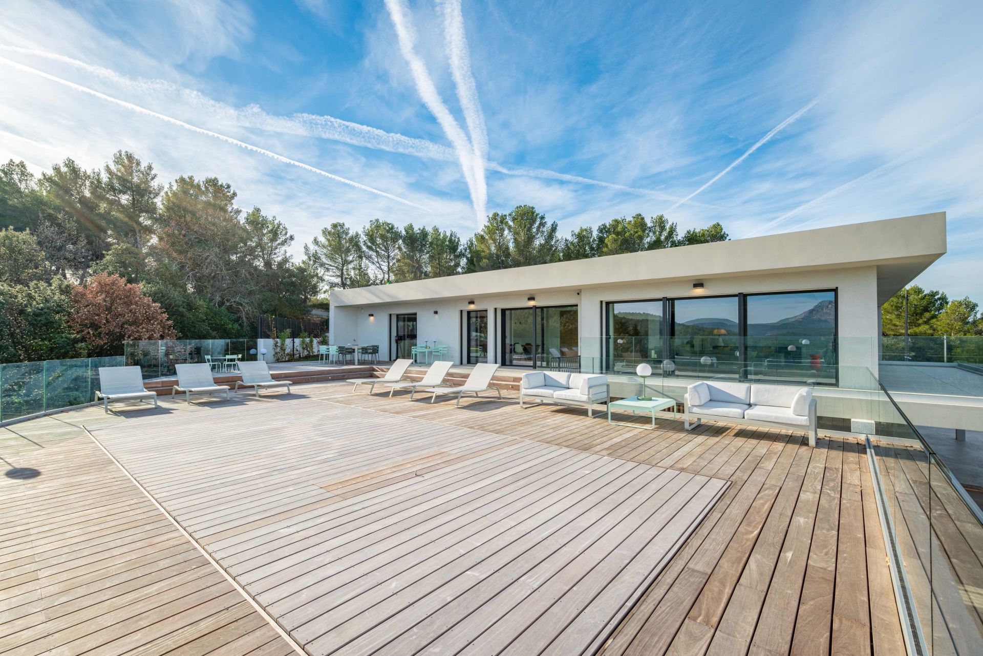 villa 7 Rooms for sale on AIX EN PROVENCE (13100)