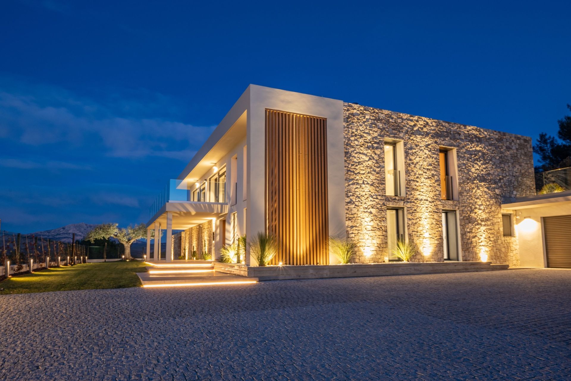 villa 7 Rooms for sale on AIX EN PROVENCE (13100)