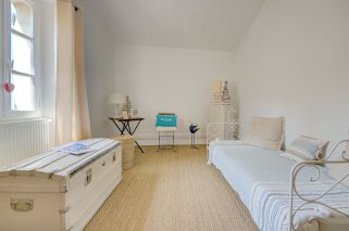 house 6 Rooms for sale on AIX EN PROVENCE (13100)