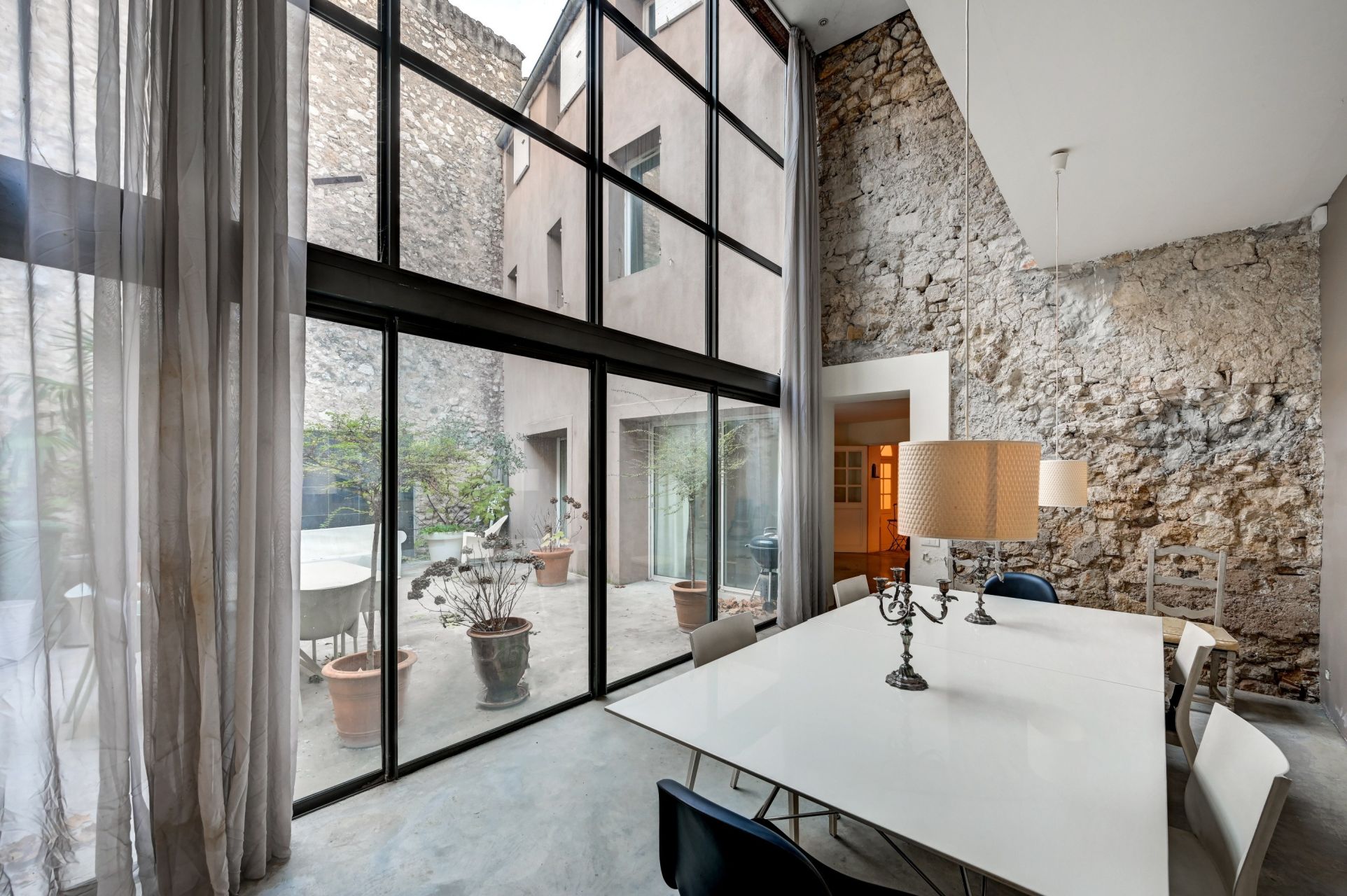 house 10 Rooms for sale on AIX EN PROVENCE (13100)