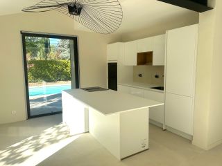 house 5 Rooms for sale on EGUILLES (13510)