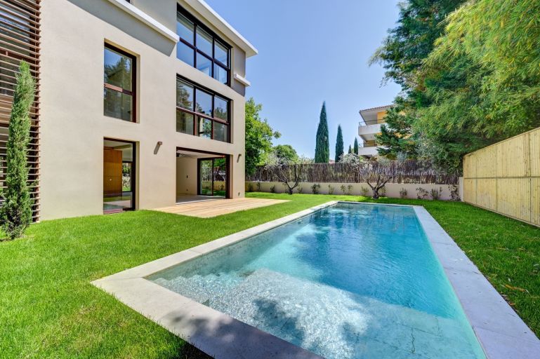 house 7 Rooms for sale on AIX EN PROVENCE (13100)