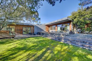 house 8 Rooms for sale on ROGNES (13840)