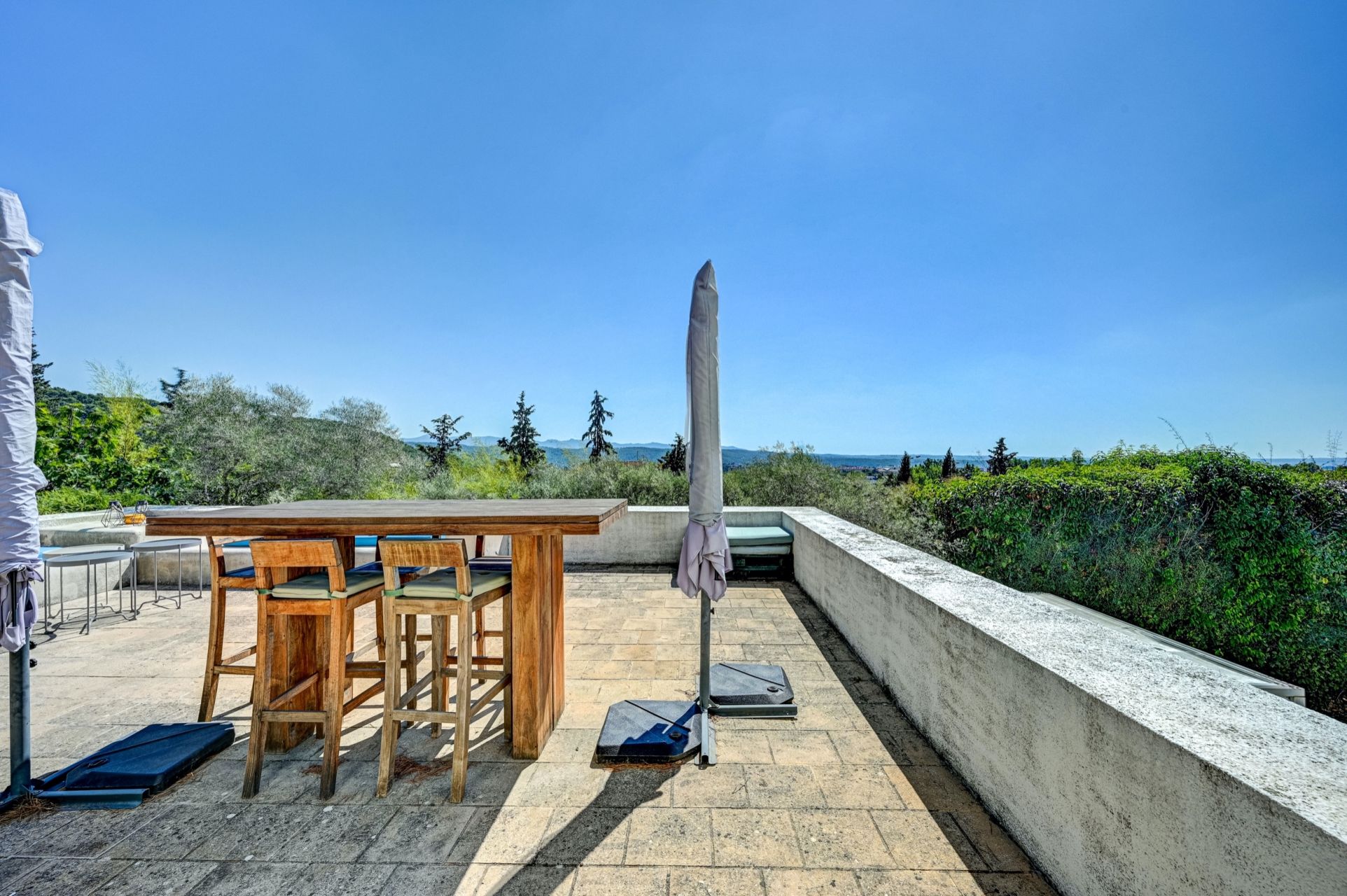 house 6 Rooms for sale on AIX EN PROVENCE (13100)