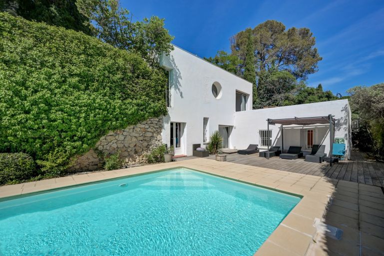 house 6 Rooms for sale on AIX EN PROVENCE (13100)