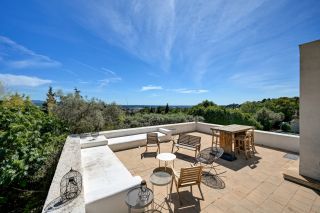house 6 Rooms for sale on AIX EN PROVENCE (13100)