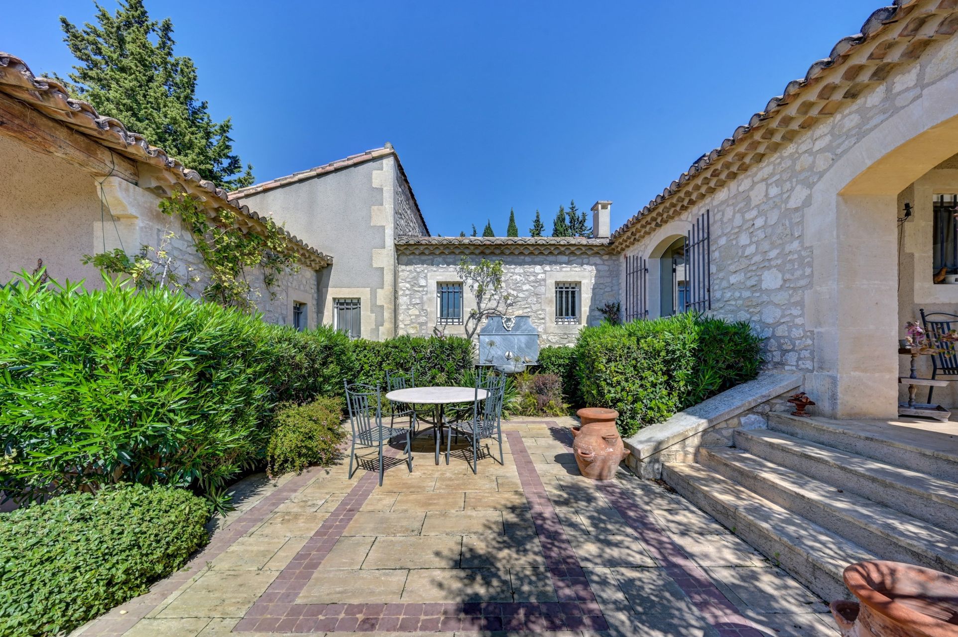 mas 9 Pièces en location saisonnière sur PARADOU (13520)