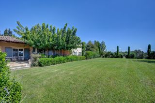 mas 9 Rooms for seasonal rent on PARADOU (13520)