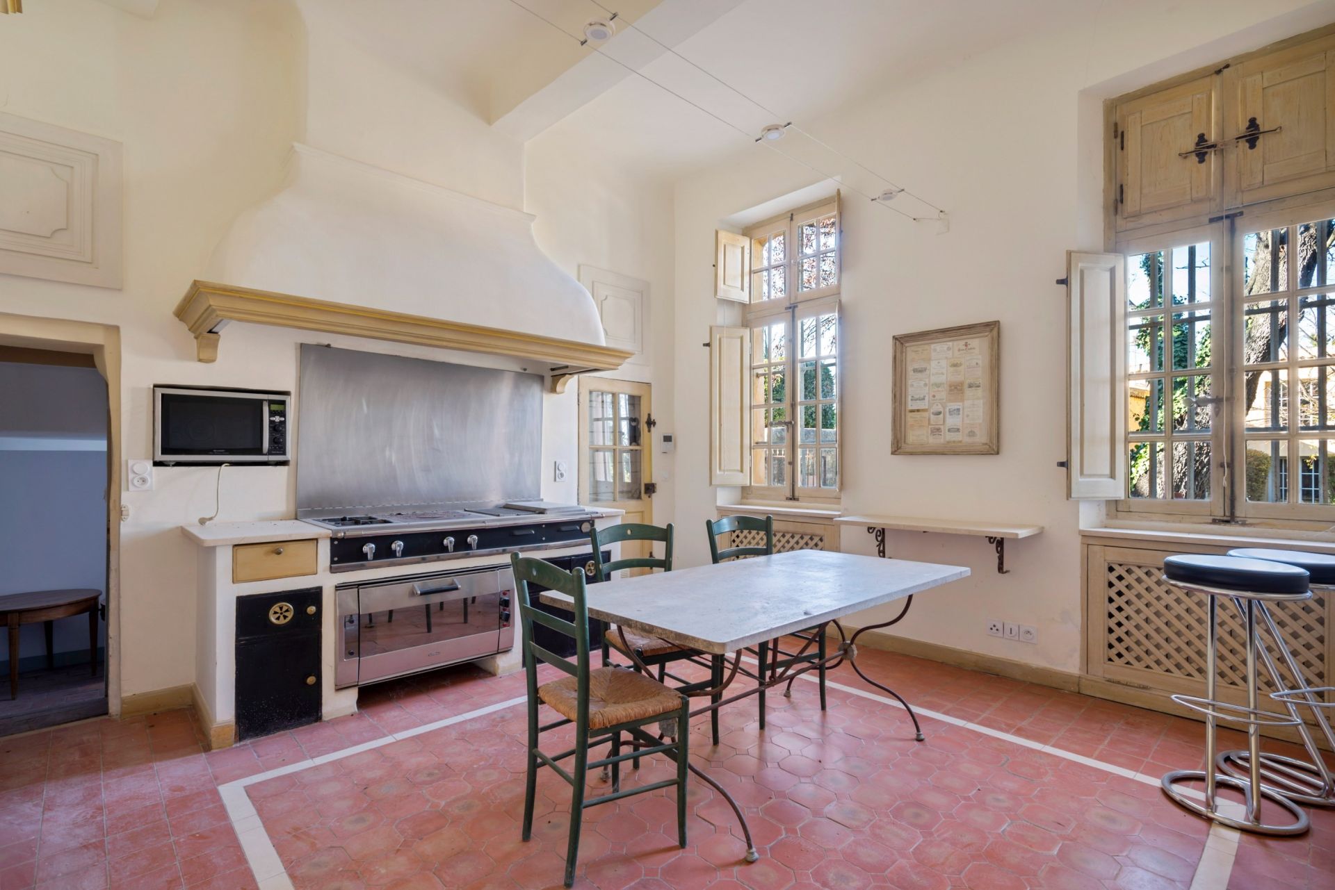 house 10 Rooms for sale on AIX EN PROVENCE (13100)