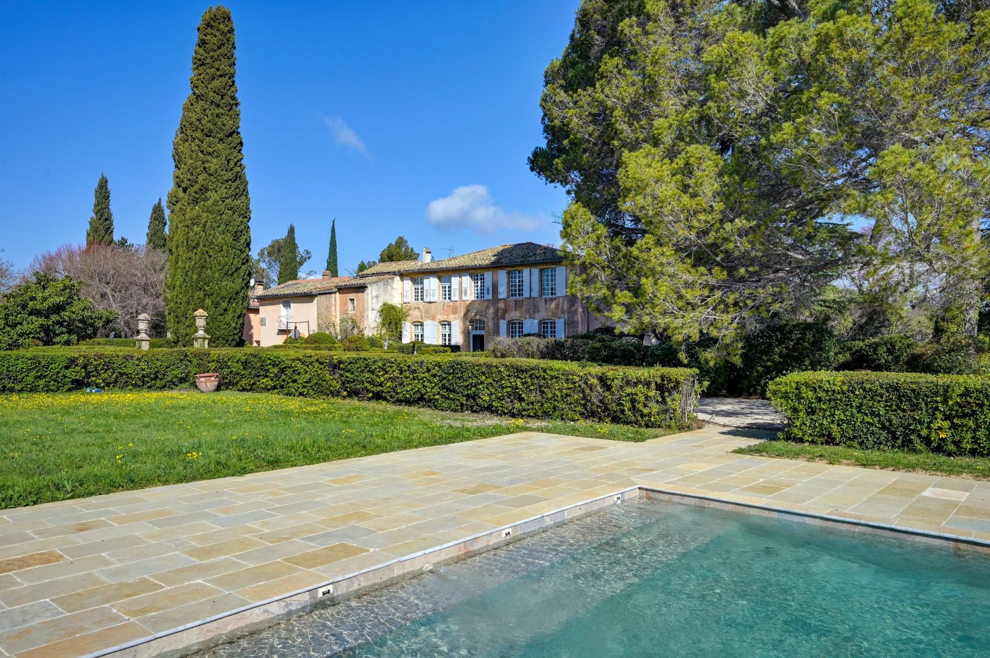 house 10 Rooms for sale on AIX EN PROVENCE (13100)