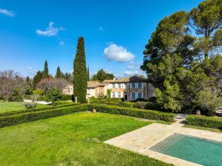 house 10 Rooms for sale on AIX EN PROVENCE (13100)