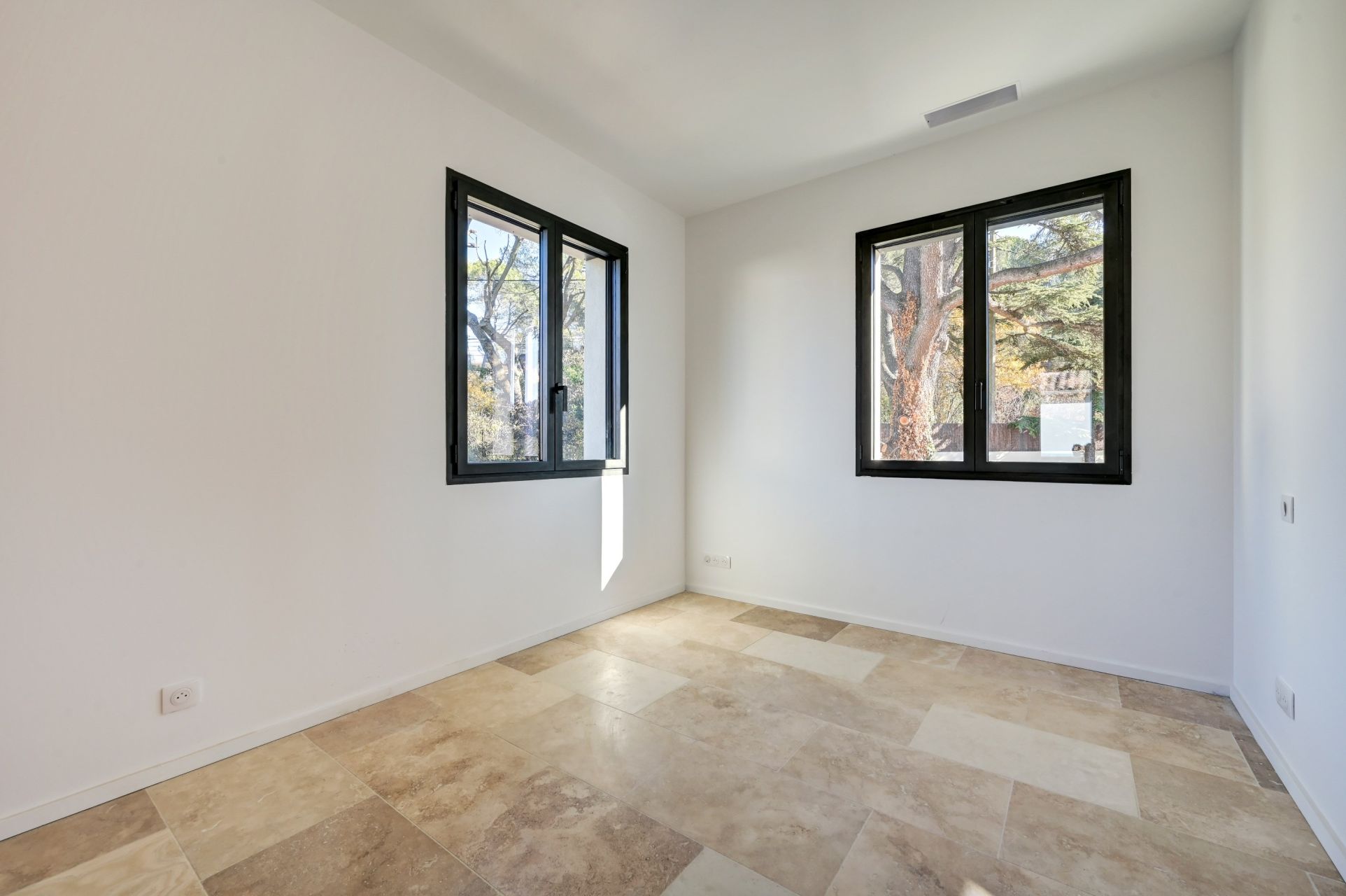 house 4 Rooms for sale on AIX EN PROVENCE (13100)