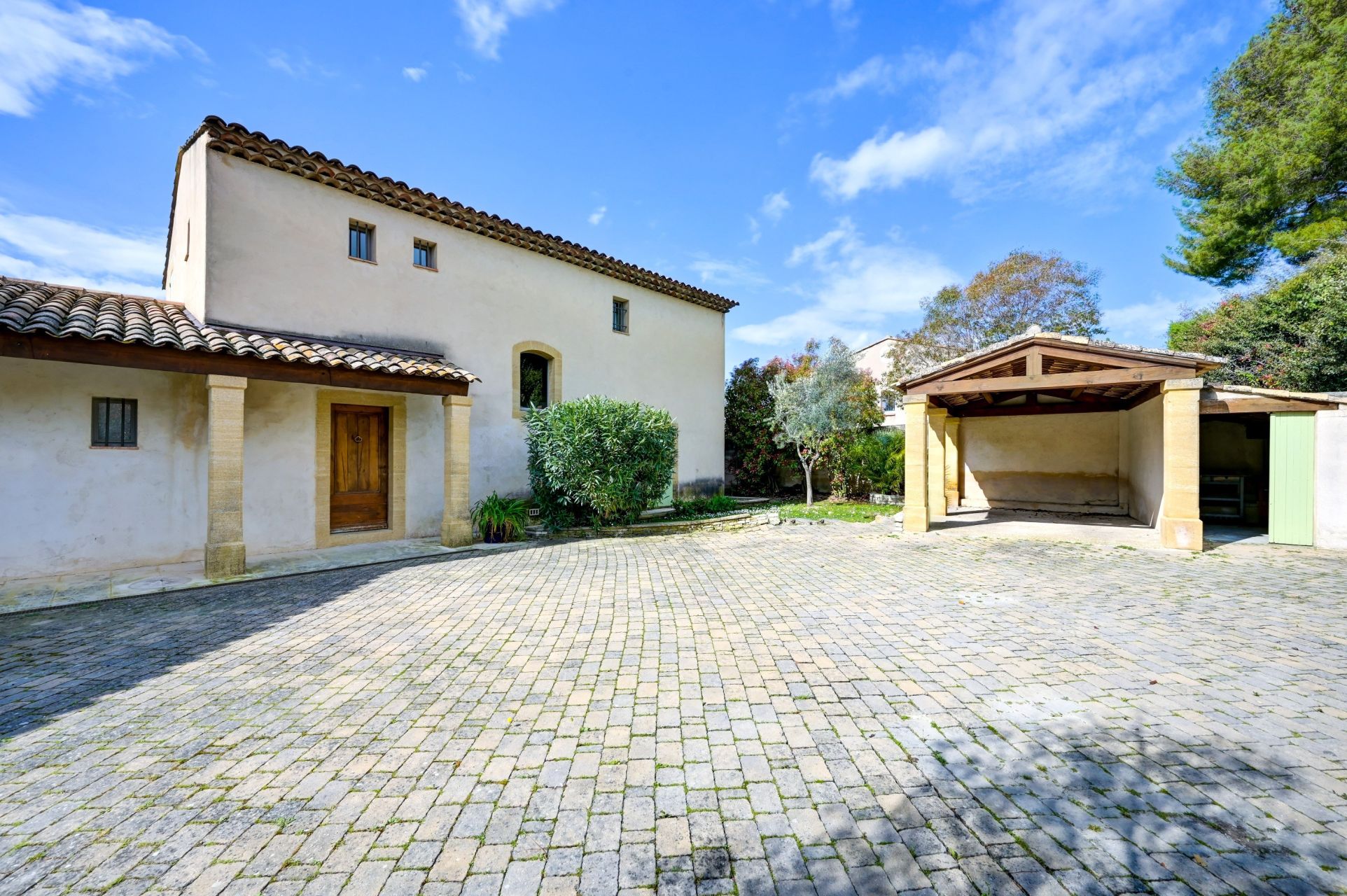 house 7 Rooms for sale on EGUILLES (13510)