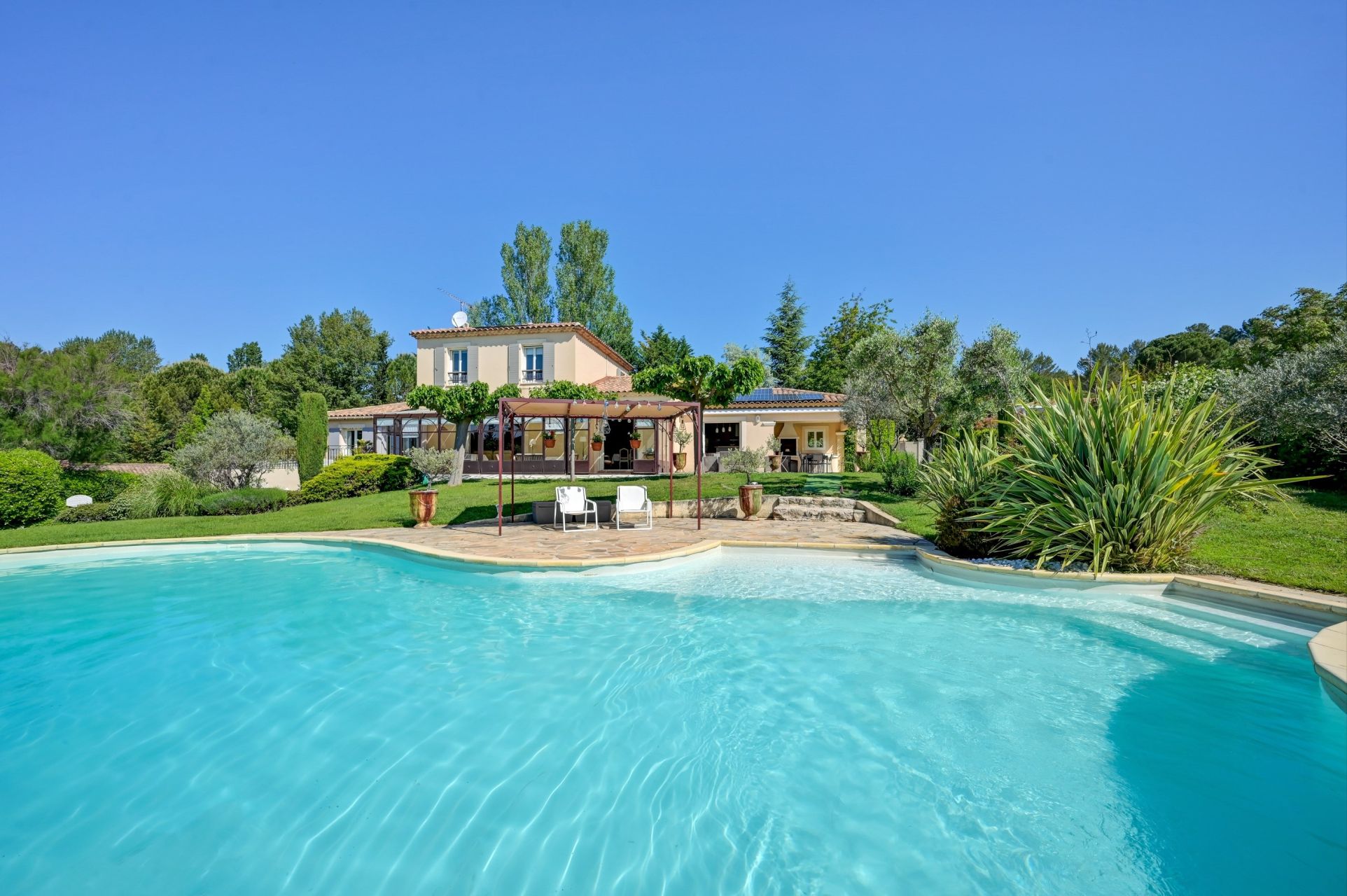 villa 10 Rooms for sale on AIX EN PROVENCE (13100)
