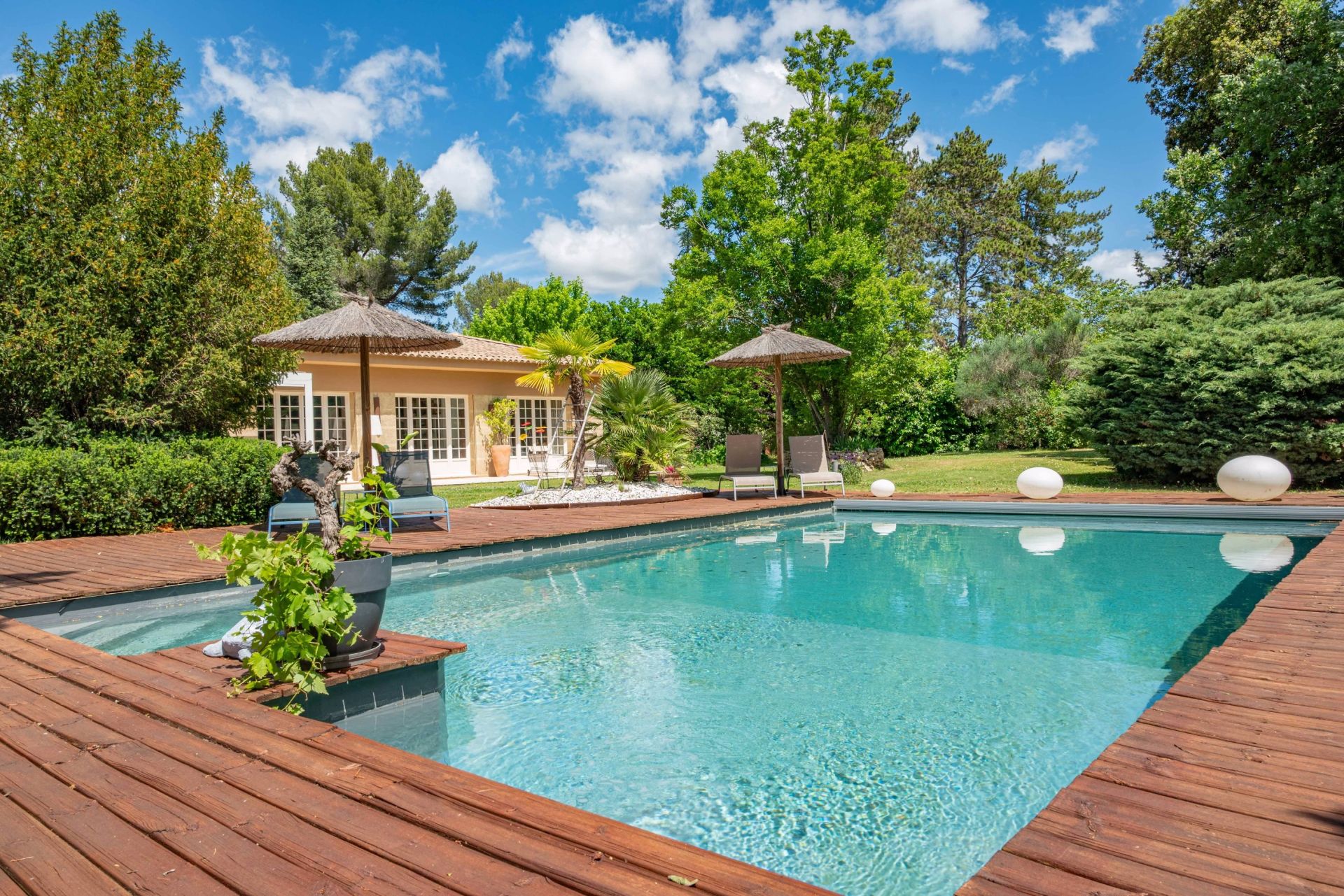 house 7 Rooms for sale on AIX EN PROVENCE (13100)