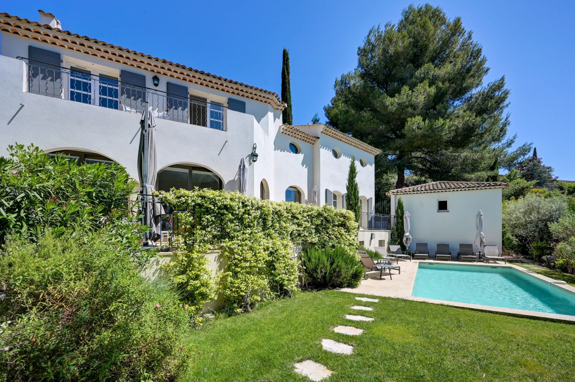 house 7 Rooms for sale on EGUILLES (13510)