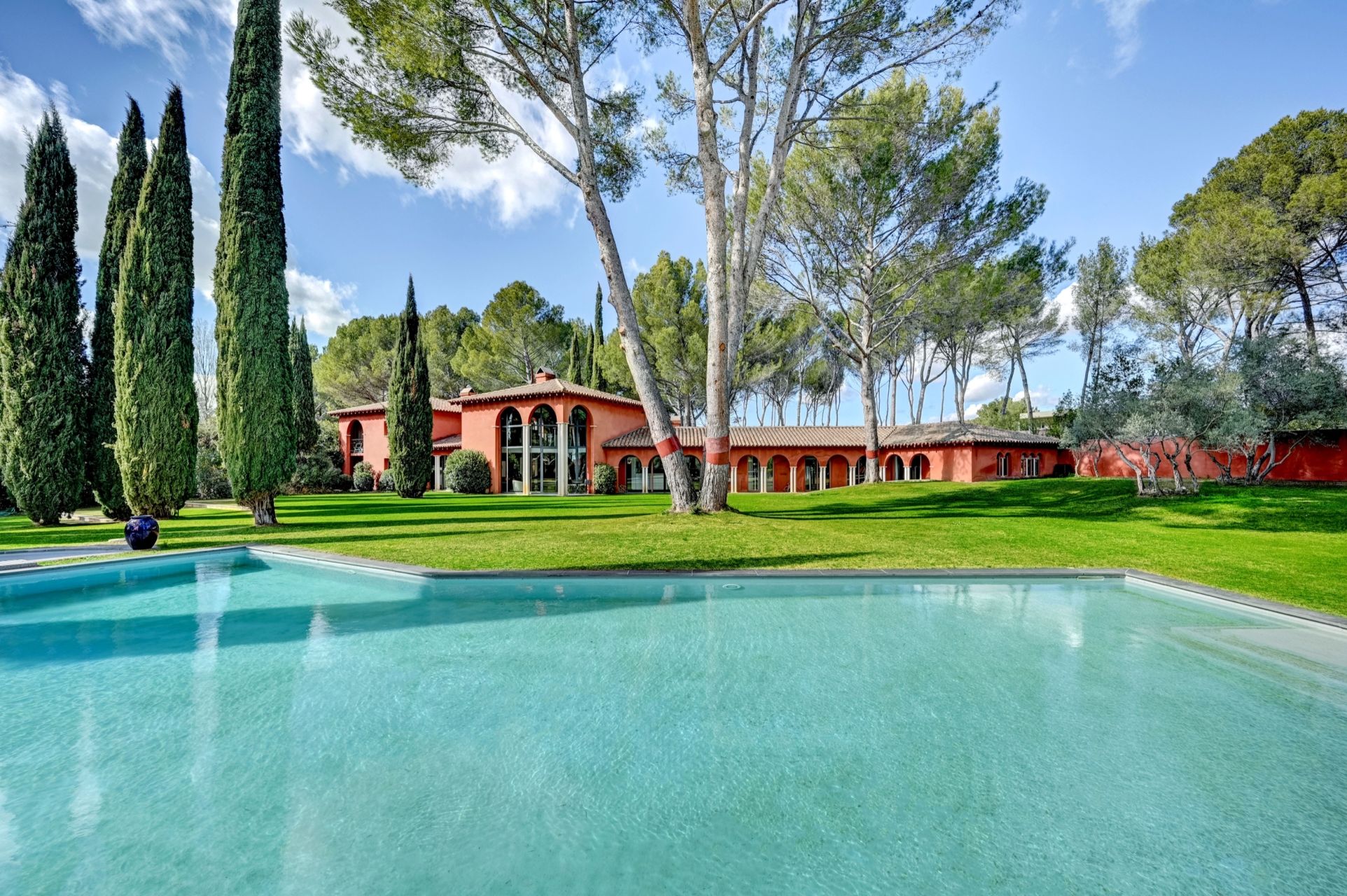 villa 20 Rooms for sale on AIX EN PROVENCE (13100)