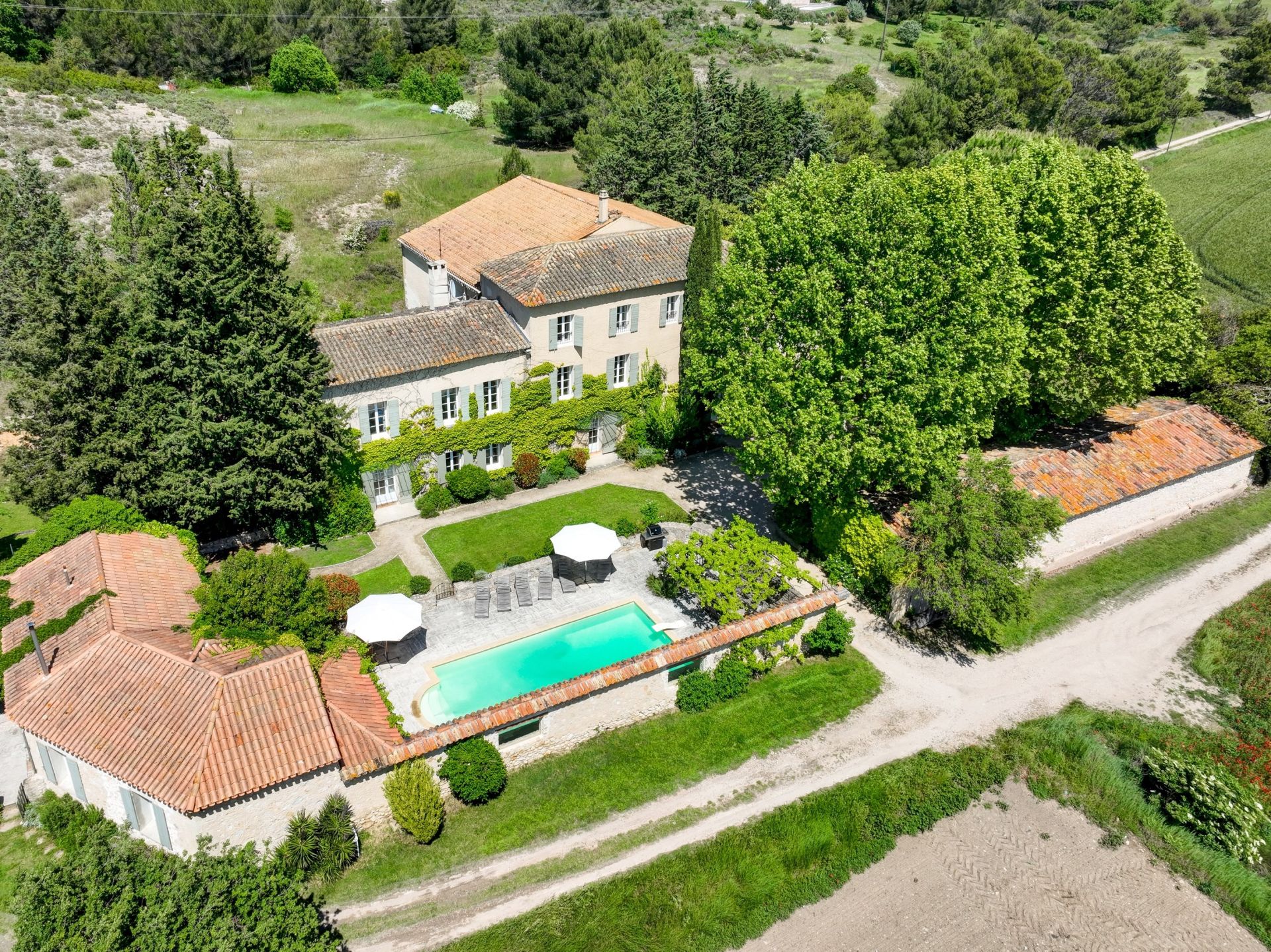 farm complex 14 Rooms for sale on AIX EN PROVENCE (13100)