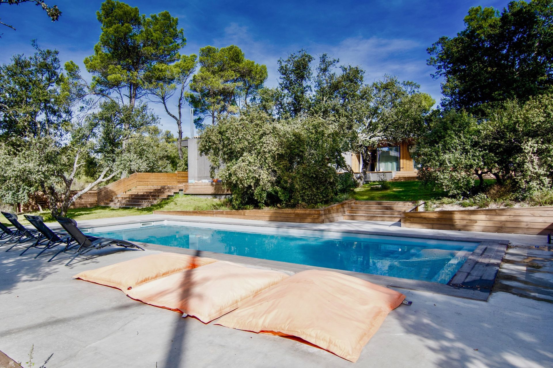 maison 8 Pièces en location saisonnière sur ROGNES (13840)