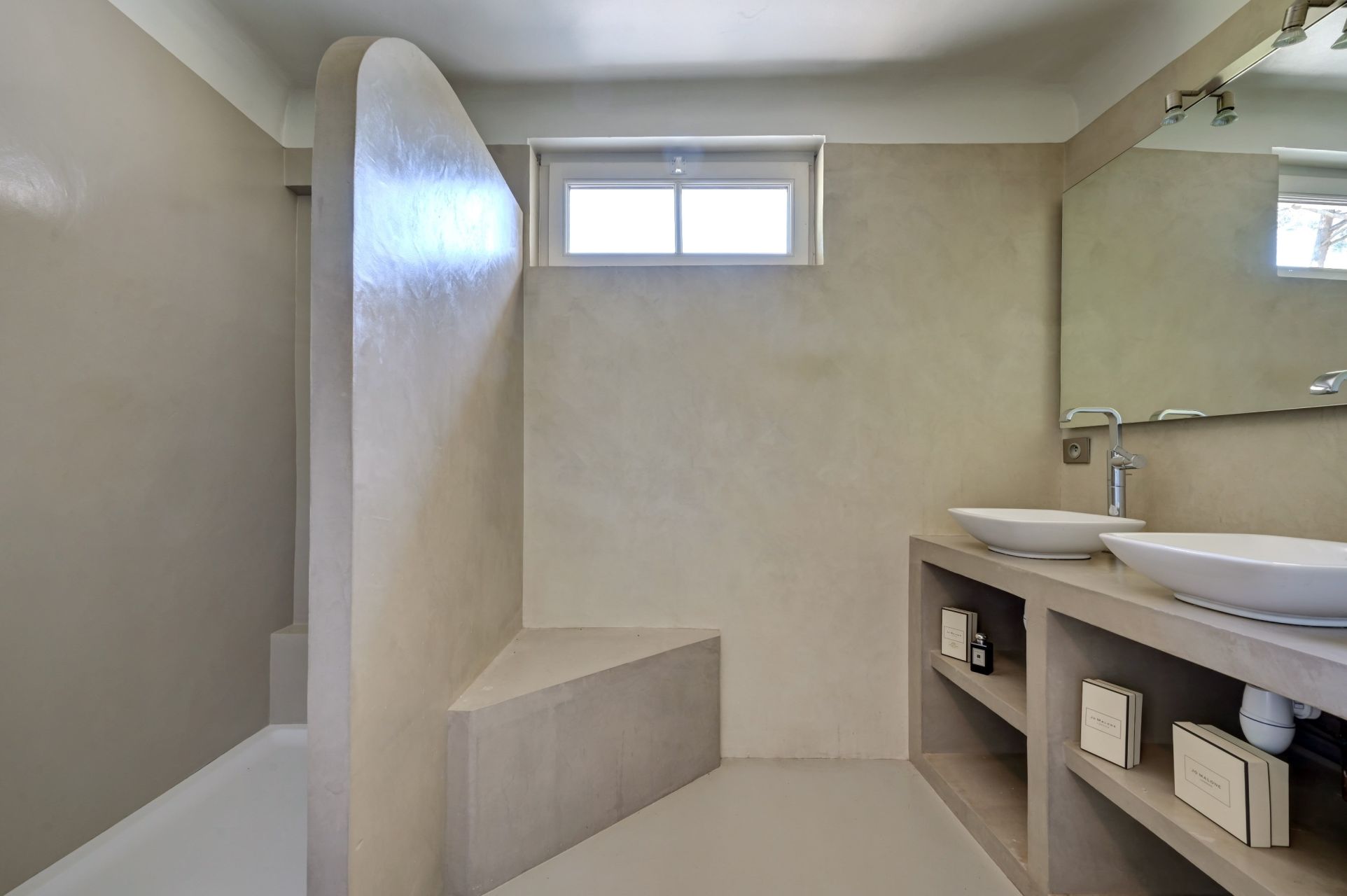 house 4 Rooms for sale on AIX EN PROVENCE (13100)