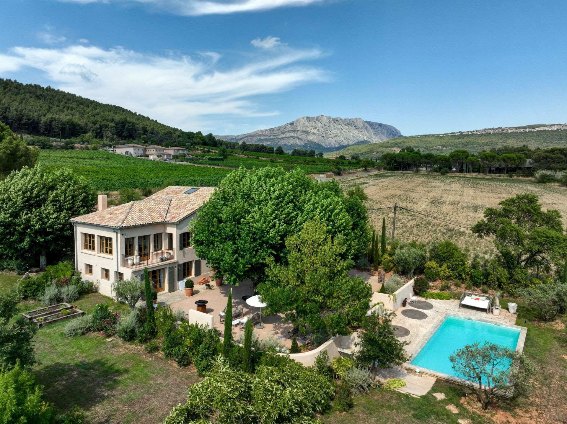 house 8 Rooms for sale on LE THOLONET (13100)