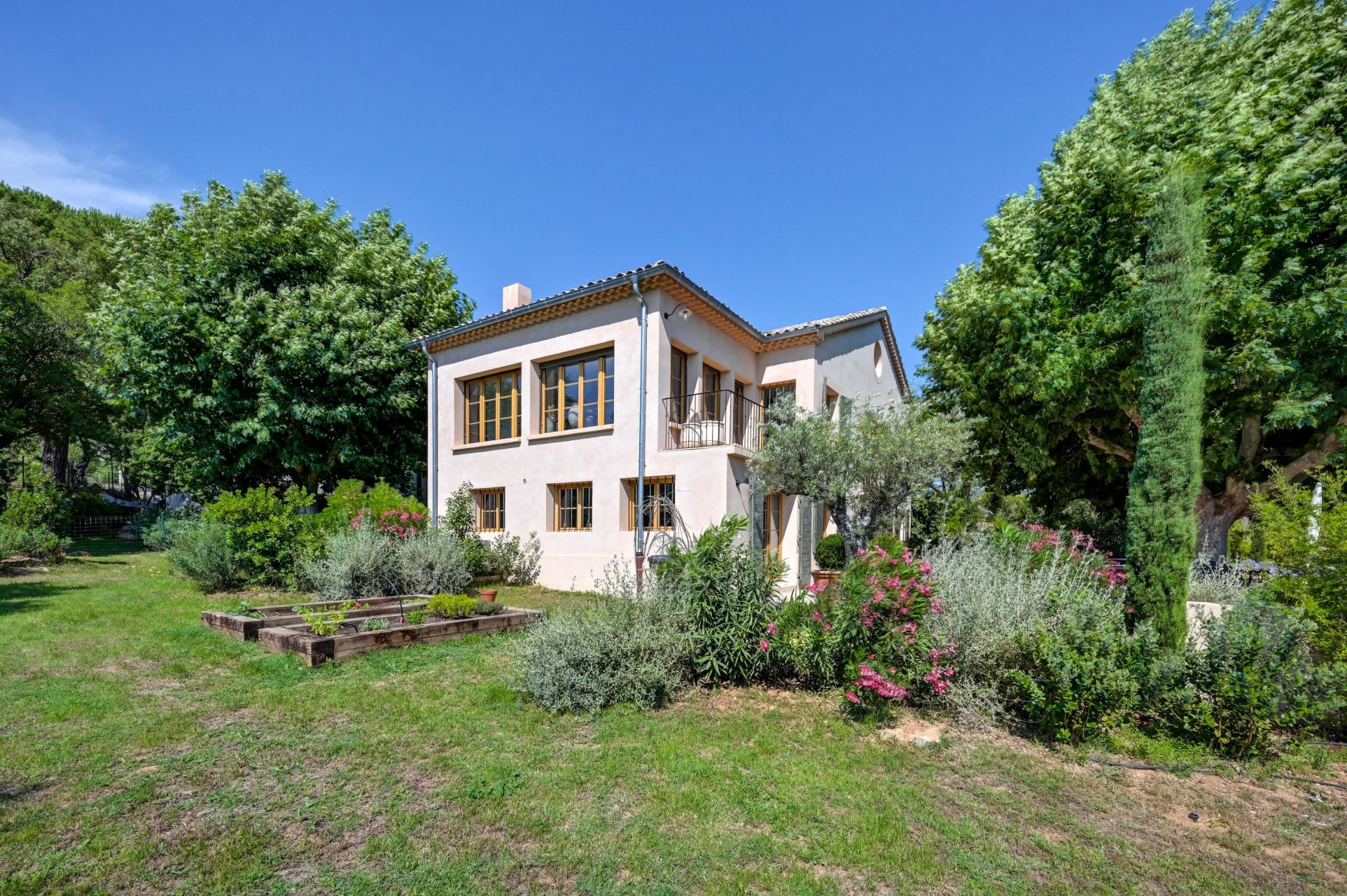 house 8 Rooms for sale on AIX EN PROVENCE (13100)
