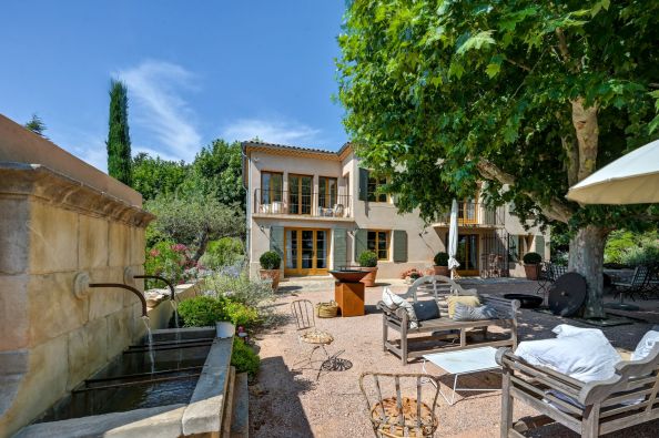 Sale House Aix-en-Provence 8&nbsp;Rooms 340&nbsp;m²