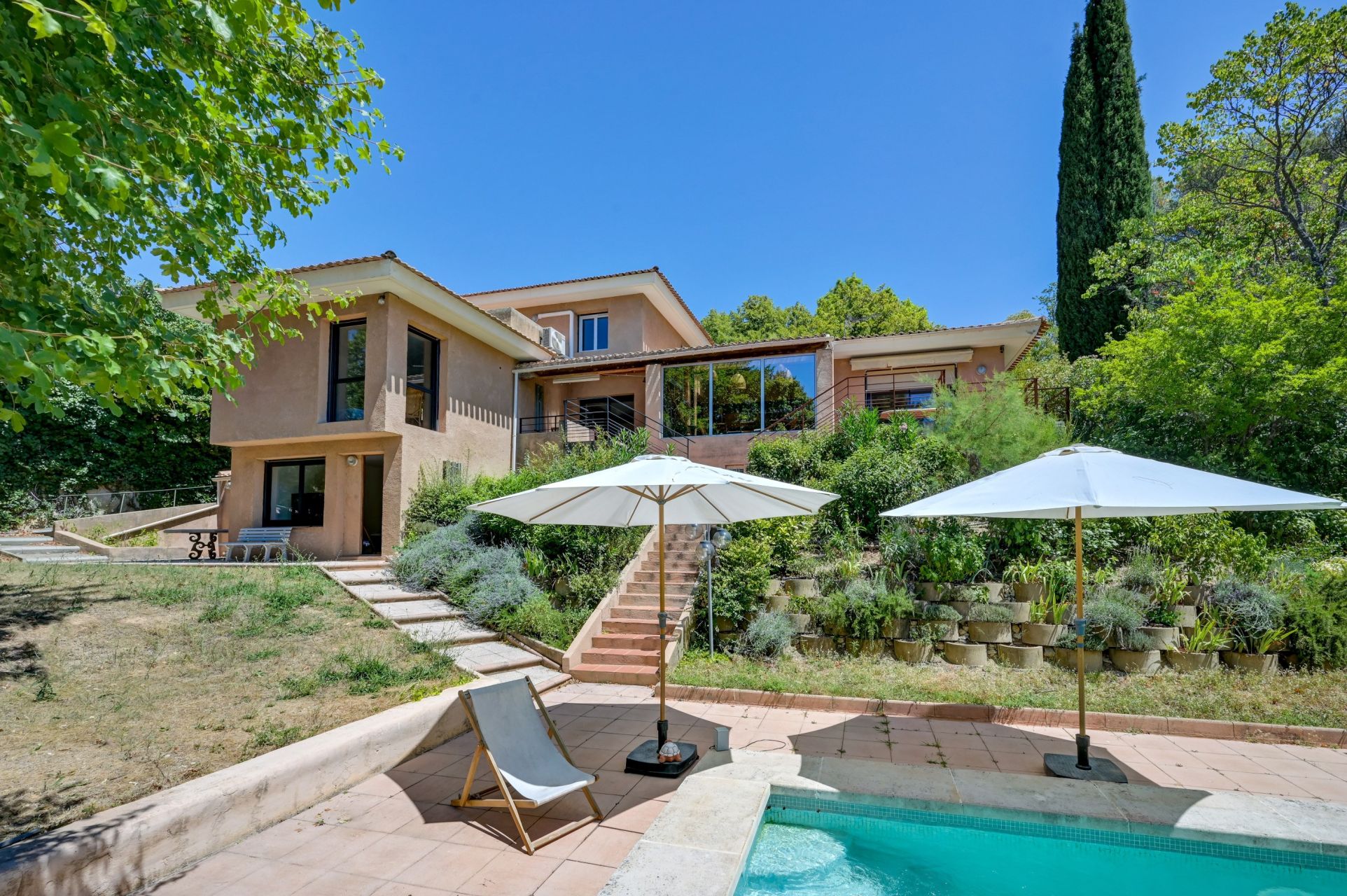 house 10 Rooms for sale on AIX EN PROVENCE (13100)