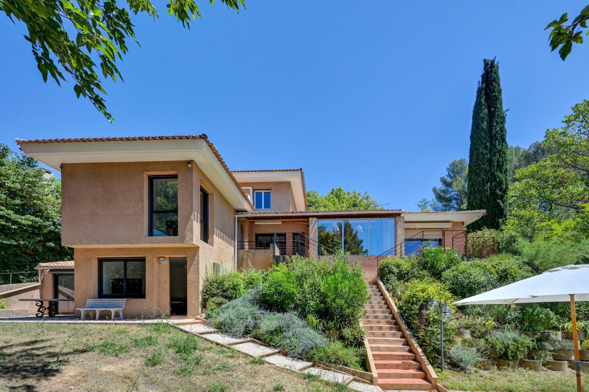 house 10 Rooms for sale on AIX EN PROVENCE (13100)