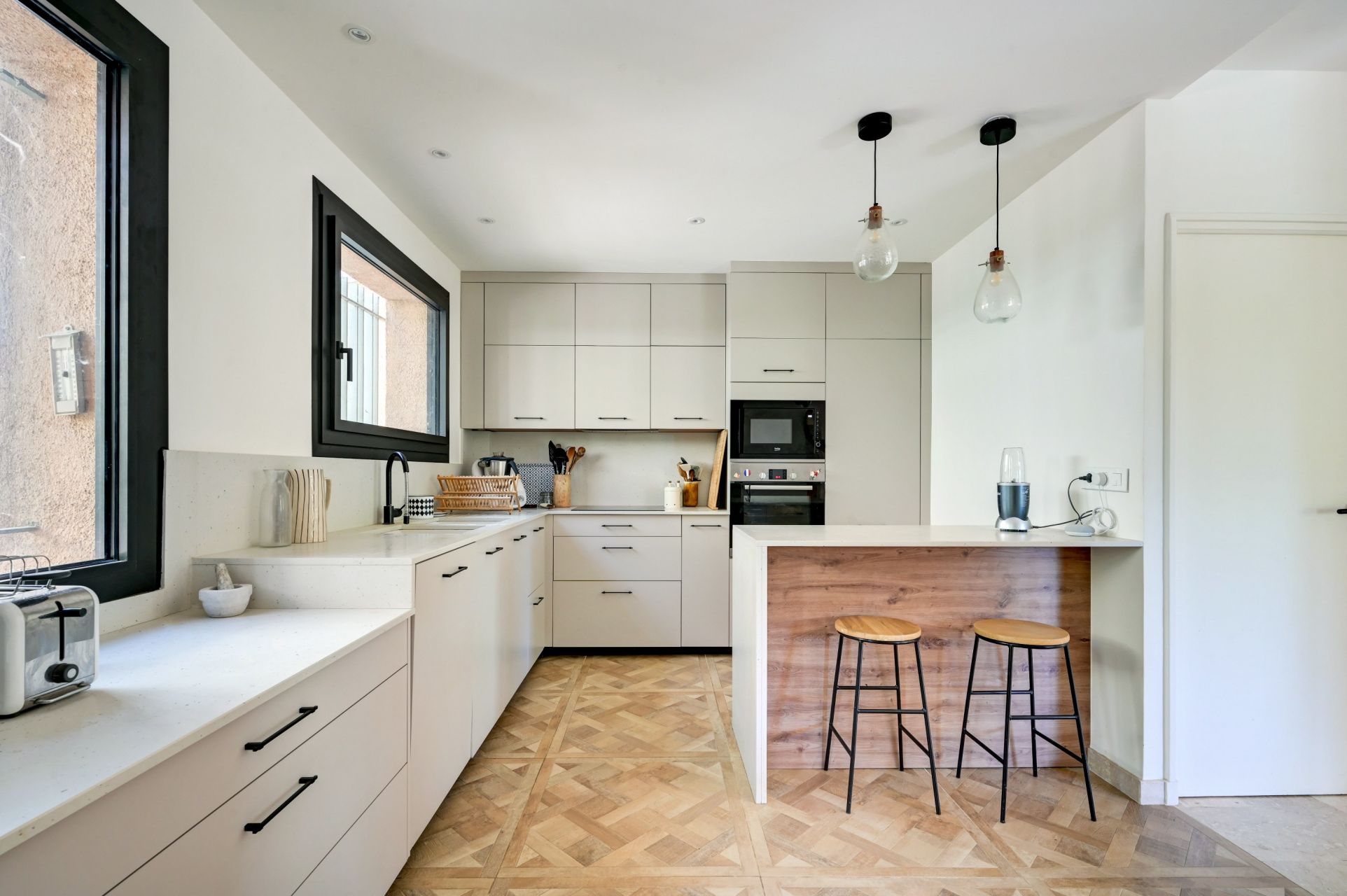 house 10 Rooms for sale on AIX EN PROVENCE (13100)