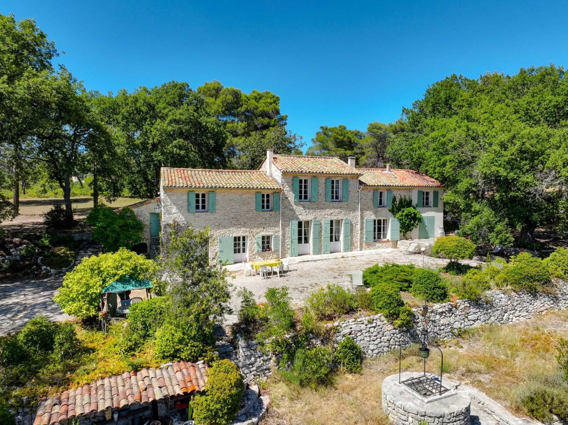 house 10 Rooms for sale on AIX EN PROVENCE (13100)