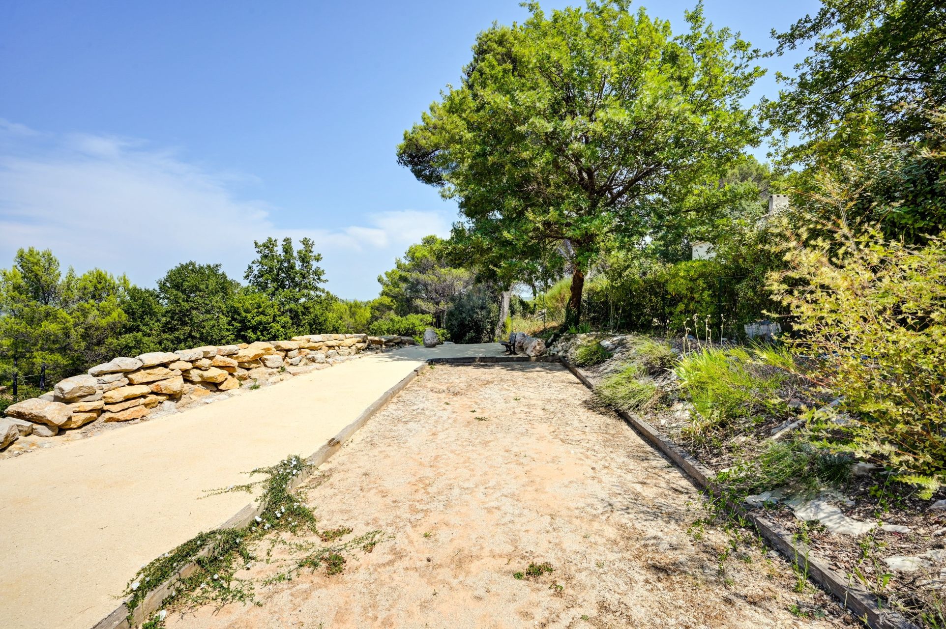 house 6 Rooms for sale on AIX EN PROVENCE (13100)