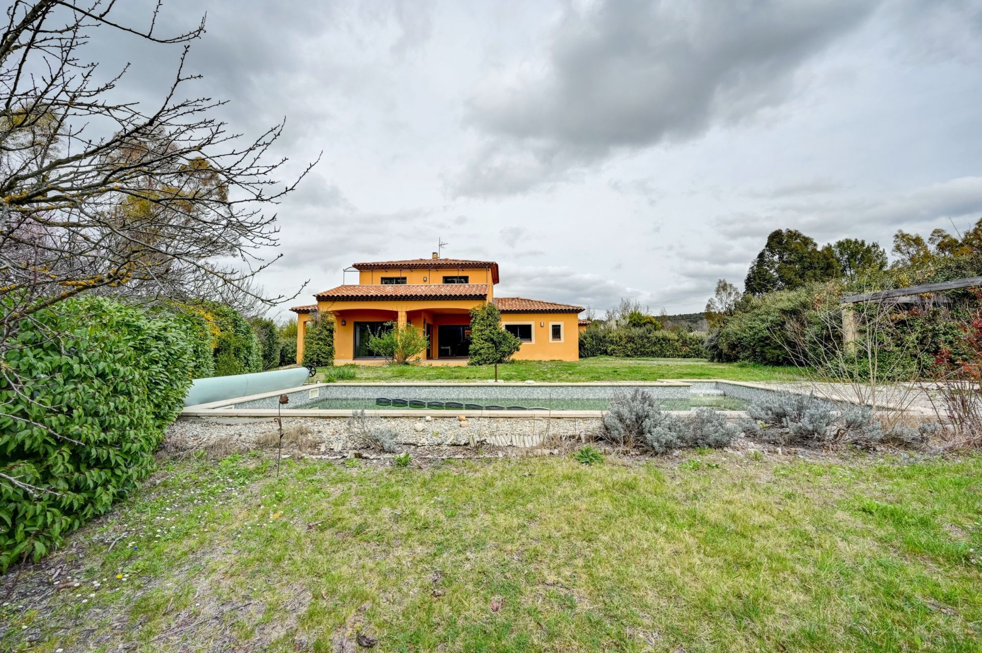 house 6 Rooms for rent on CABRIES (13480)