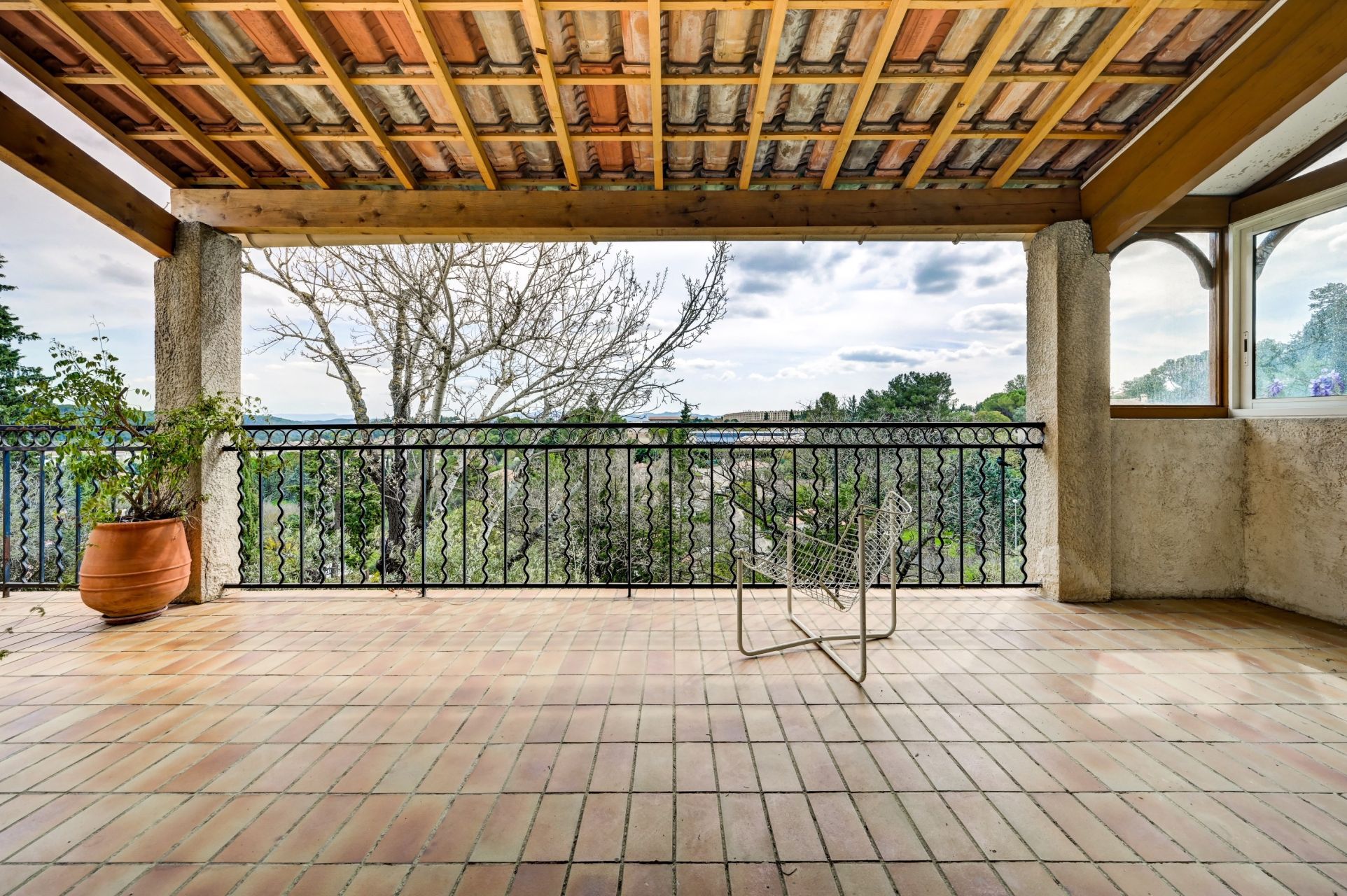 house 8 Rooms for sale on AIX EN PROVENCE (13100)