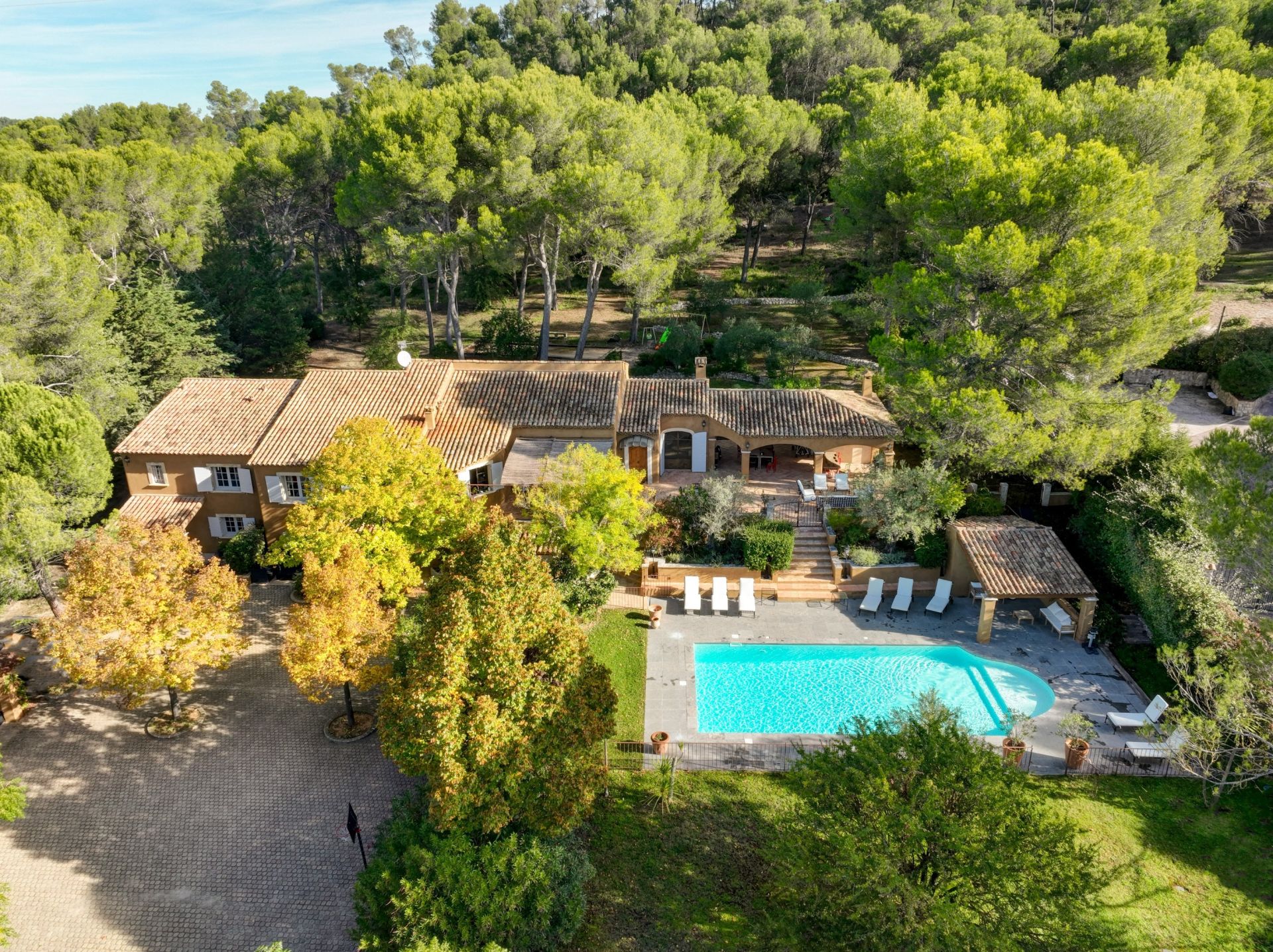 house 8 Rooms for sale on AIX EN PROVENCE (13100)