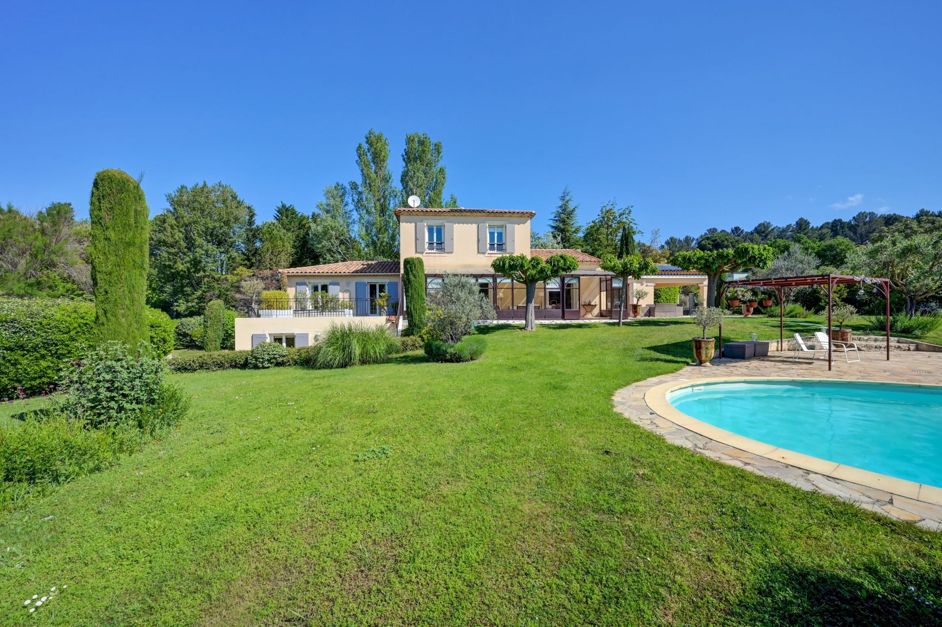 villa 10 Rooms for sale on AIX EN PROVENCE (13100)