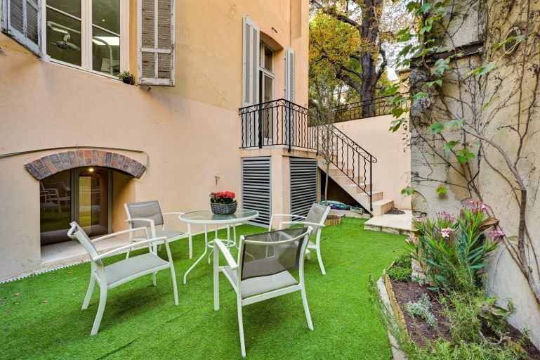 apartment 4 Rooms for sale on AIX EN PROVENCE (13100)