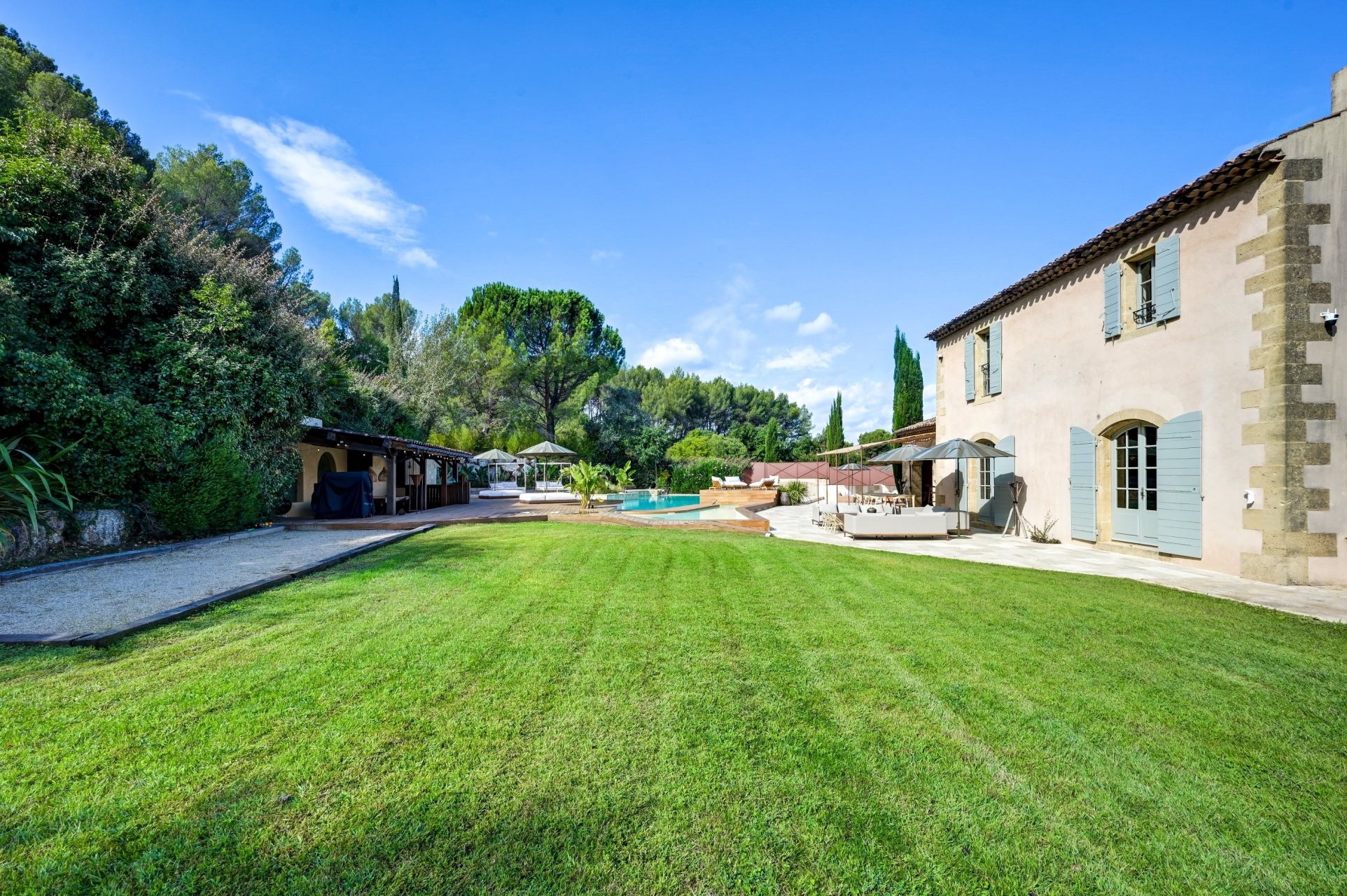 house 10 Rooms for sale on AIX EN PROVENCE (13100)