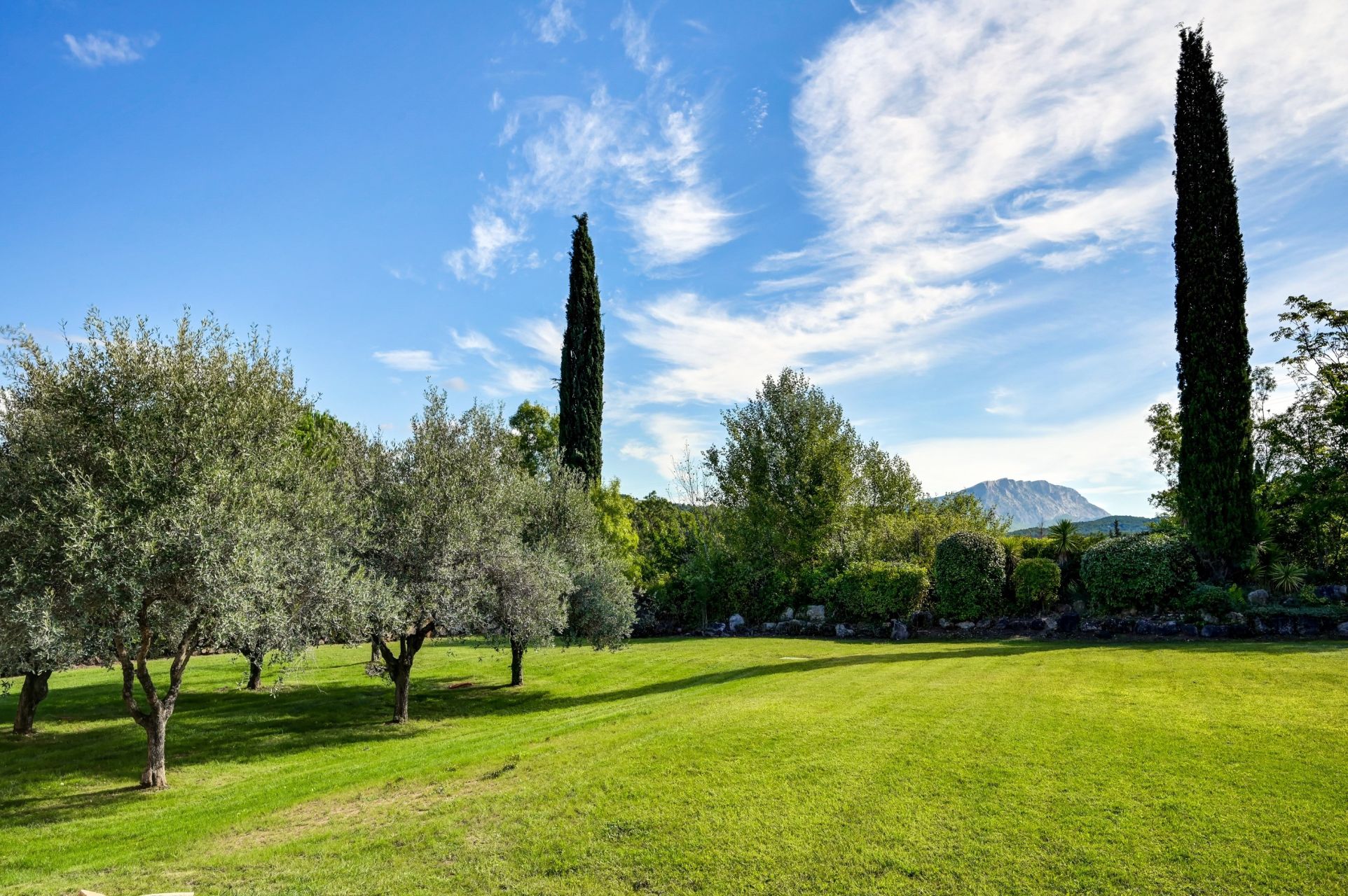 house 10 Rooms for sale on AIX EN PROVENCE (13100)
