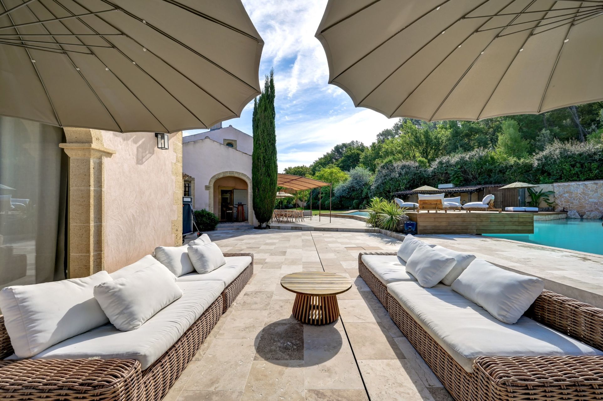 house 10 Rooms for sale on AIX EN PROVENCE (13100)