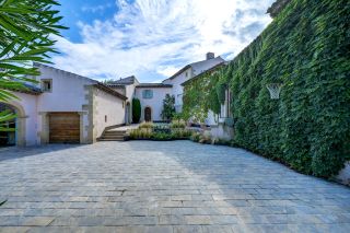 house 10 Rooms for sale on AIX EN PROVENCE (13100)