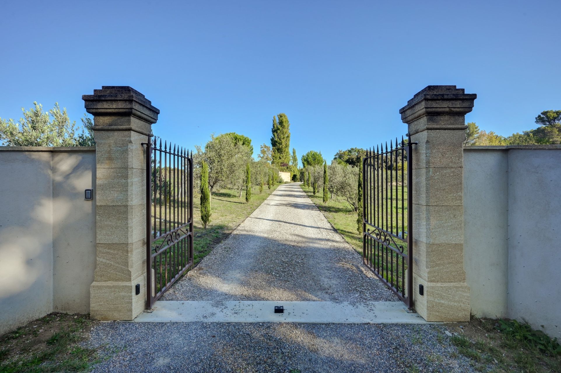 house 8 Rooms for sale on AIX EN PROVENCE (13100)