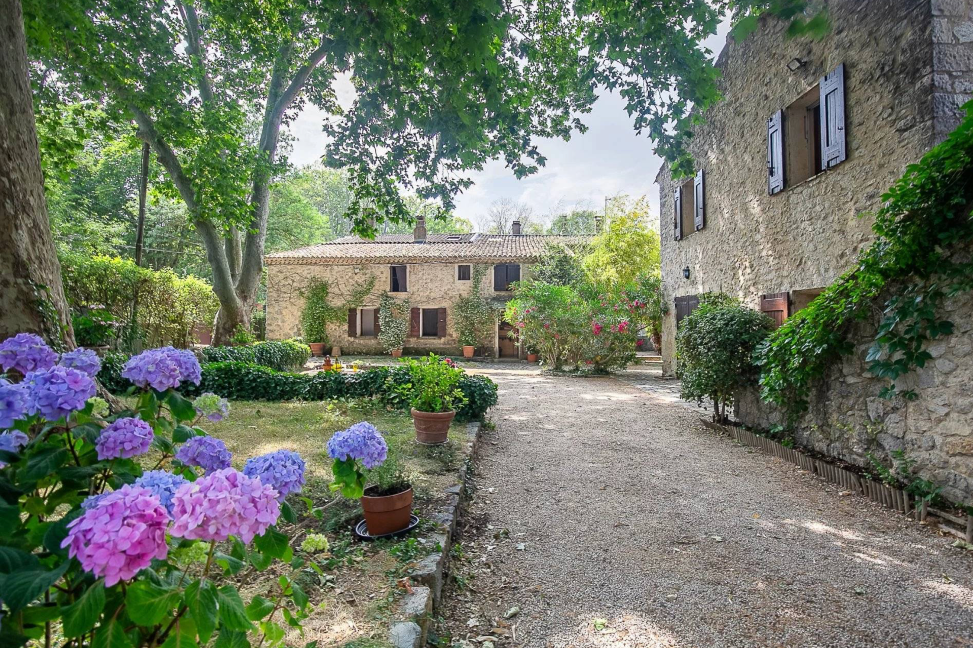 house 10 Rooms for sale on FUVEAU (13710)