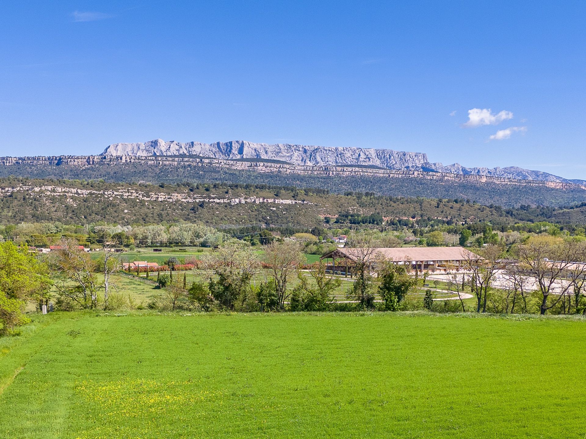 house 10 Rooms for sale on FUVEAU (13710)