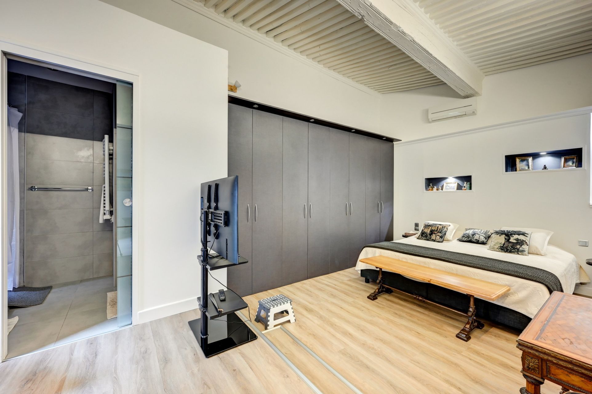 apartment 5 Rooms for sale on AIX EN PROVENCE (13100)